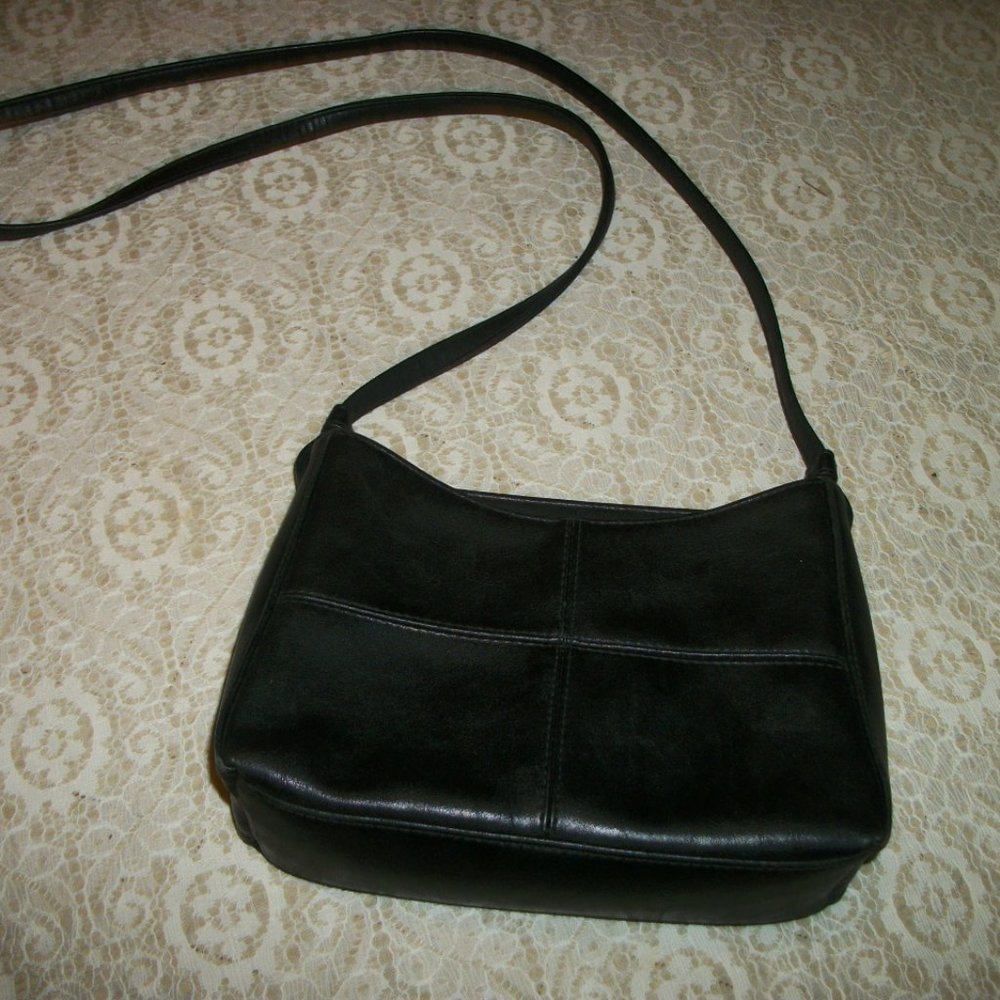 SWEET SMALLER LEATHERETTE LIZ CLAIBORNE BLK PURSE